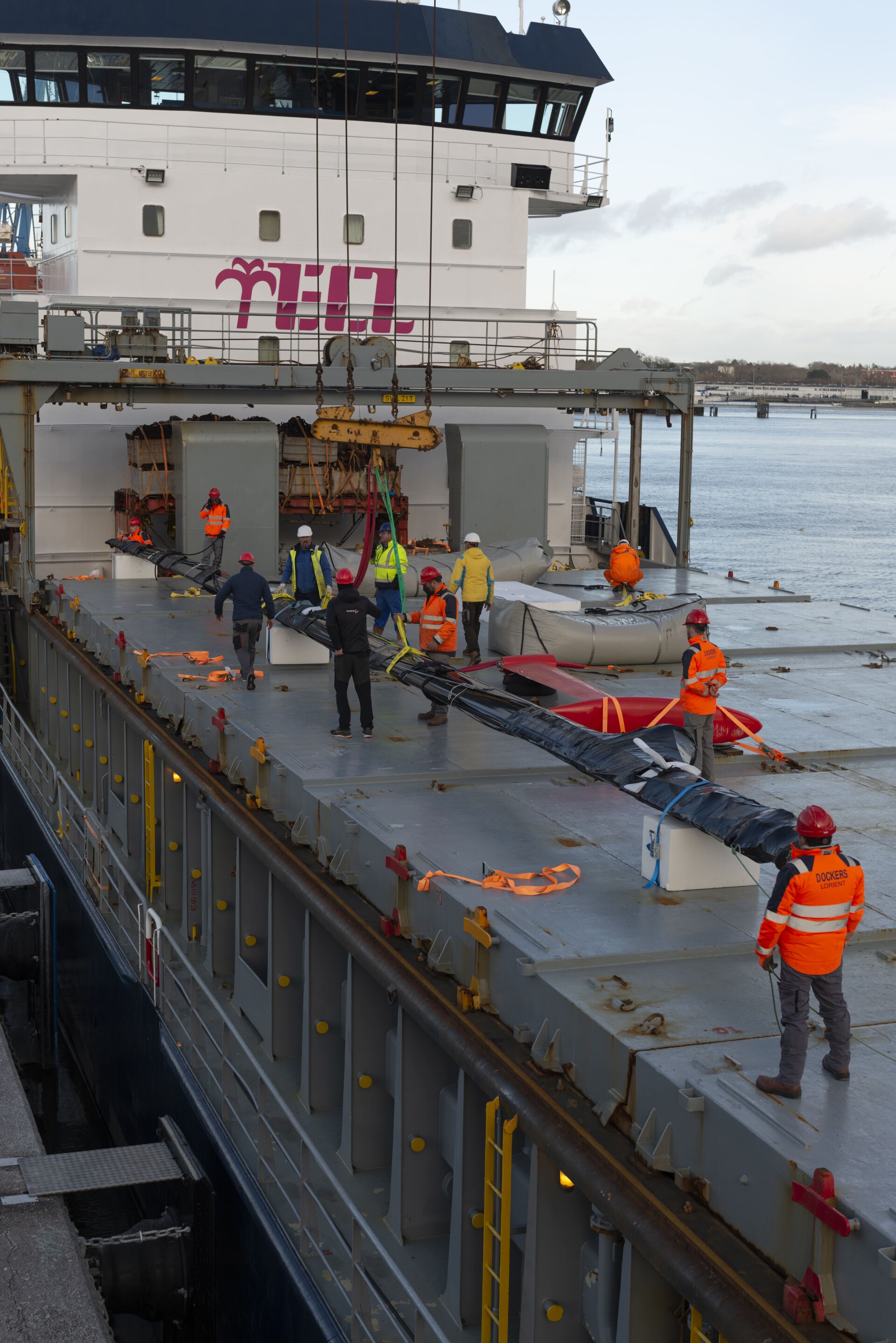 Breakbulk lading wordt geladen op ECL schip